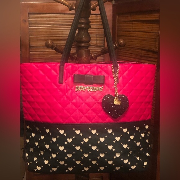 New Betsey Johnson shoulder Bag. Hot Barbie Pink with Black Accent. Full Lining - Picture 14 of 15